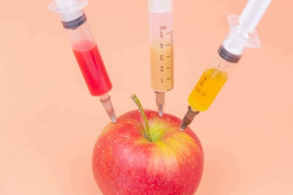 Tres inyecciones de conservantes a una manzana