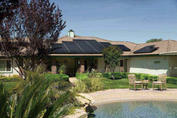 Casa suburbial con placas solares